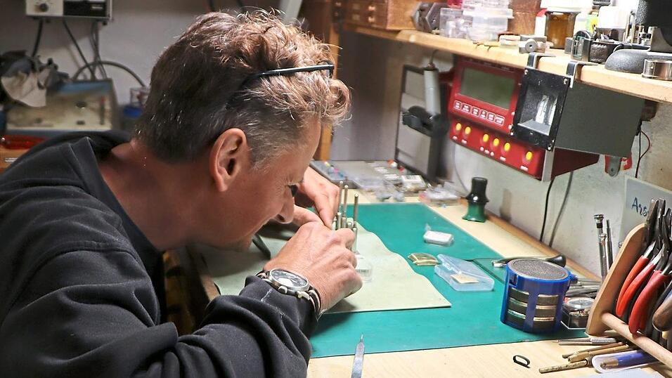 Mit Pinzette und Lupe sitzt Jochen Übelacker am Schreibtisch seiner Werkstatt. Sie ist voll, er hat gut zu tun. An jeder Wand hängen rechteckige und runde Uhren. Am meisten bearbeitet er mechanische Uhrwerke. Mit Pinzette und Lupe sitzt Jochen Übelacker am Schreibtisch seiner Werkstatt. Sie ist voll, er hat gut zu tun. An jeder Wand hängen rechteckige und runde Uhren. Am meisten bearbeitet er mechanische Uhrwerke.