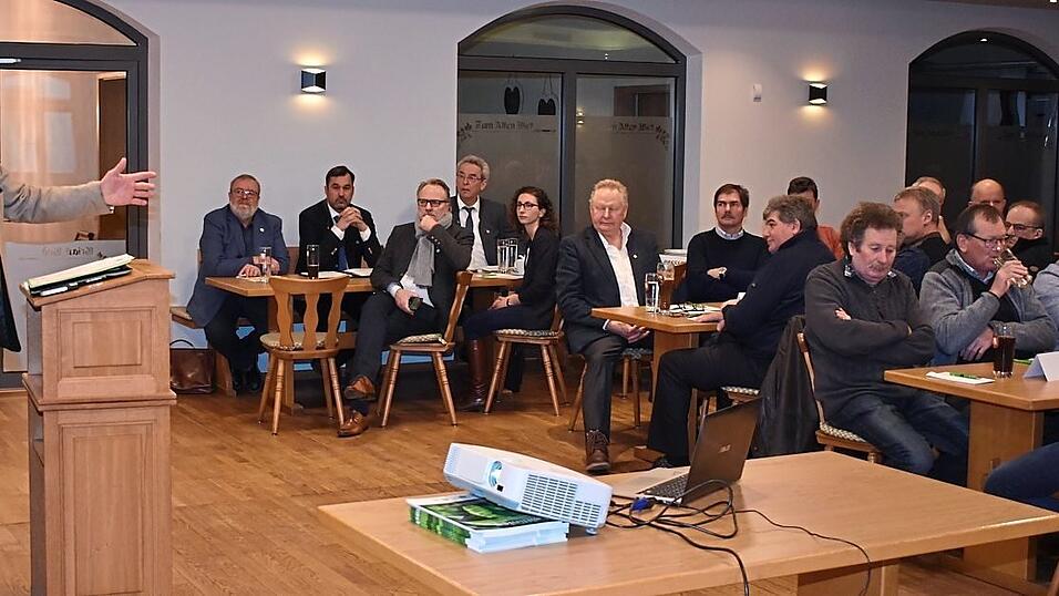 Karl Schapfl bei seinen Ausf&uuml;hrungen vor den Hopfenpflanzern.