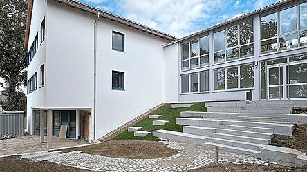 Der Erweiterungsbau der Schule in Pauluszell ist fast fertiggestellt und wurde besichtigt.