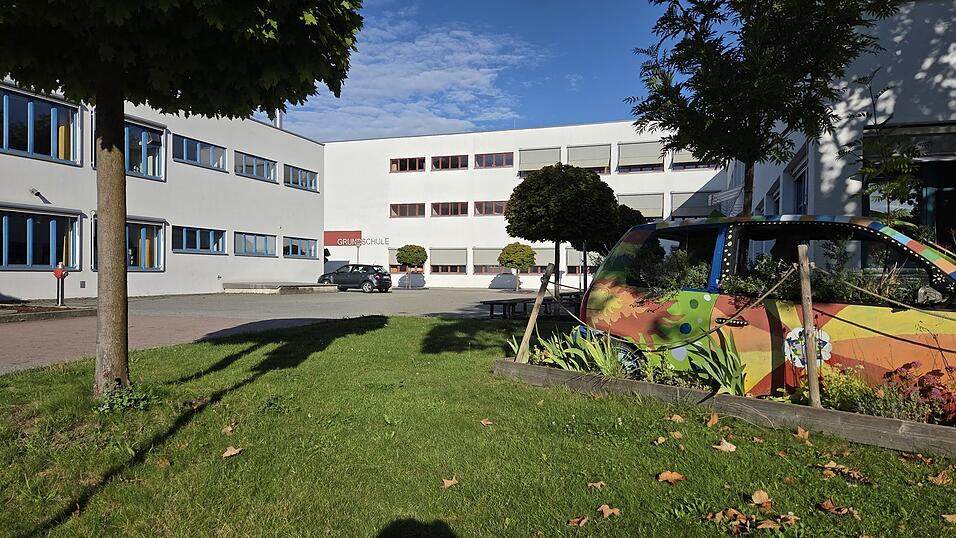 Noch ist es still auf dem Pausenhof. Am Dienstag werden Hunderte Schüler über den Platz laufen. Noch ist es still auf dem Pausenhof. Am Dienstag werden Hunderte Schüler über den Platz laufen.