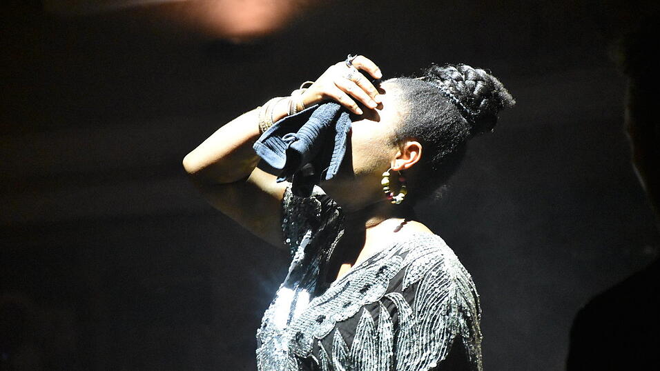 Justina Lee Brown riss die Besucher beim Mitanand mit einem Mix aus Afro, Funk, Soul und Blues mit. Justina Lee Brown riss die Besucher beim Mitanand mit einem Mix aus Afro, Funk, Soul und Blues mit.