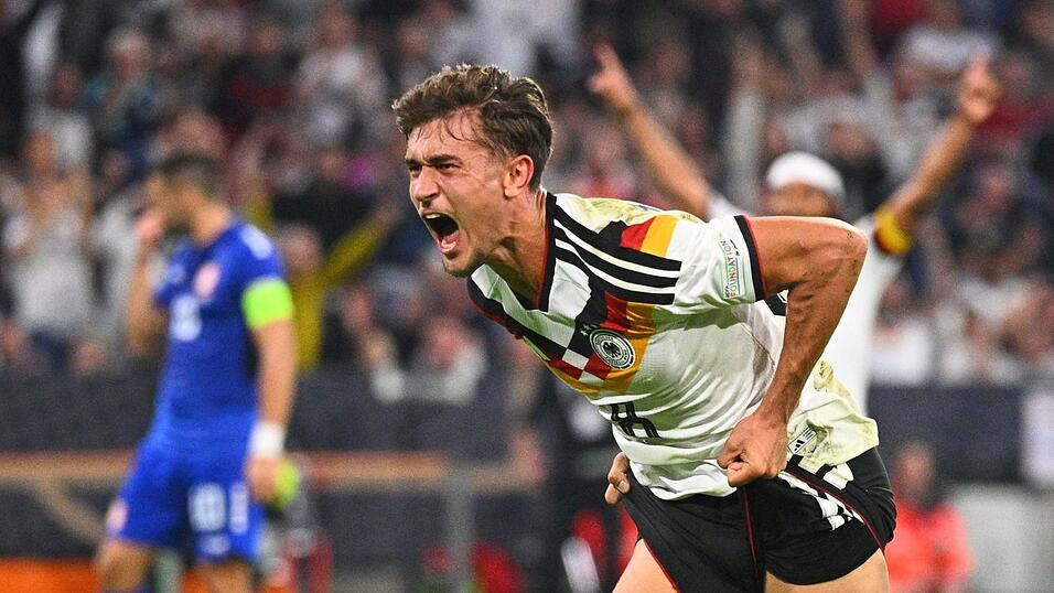 Tom Bischof jubelt ausgelassen nach seinem ersten Länderspiel-Tor. Tom Bischof jubelt ausgelassen nach seinem ersten Länderspiel-Tor.