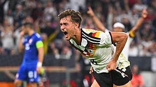 Tom Bischof jubelt ausgelassen nach seinem ersten Länderspiel-Tor. Tom Bischof jubelt ausgelassen nach seinem ersten Länderspiel-Tor.