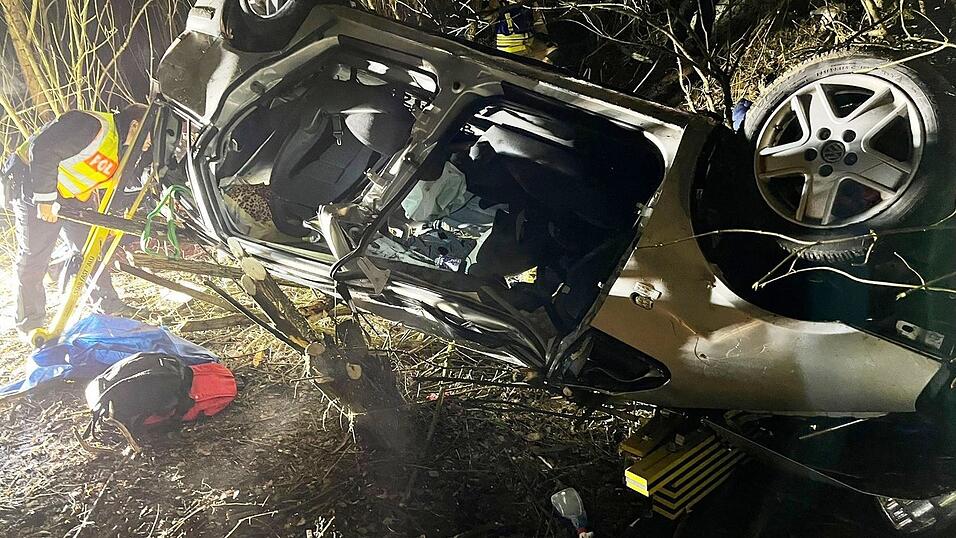 Der Wagen wurde eine Böschung hinab katapultiert und landete im Gestrüpp. Der Wagen wurde eine Böschung hinab katapultiert und landete im Gestrüpp.