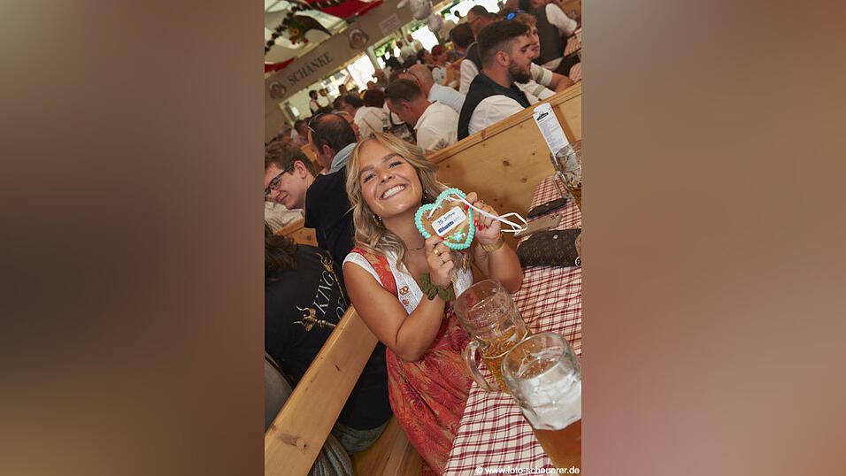 Die Partybilder vom Freitag, 16. August, aus dem Festzelt Lechner. Die Partybilder vom Freitag, 16. August, aus dem Festzelt Lechner.