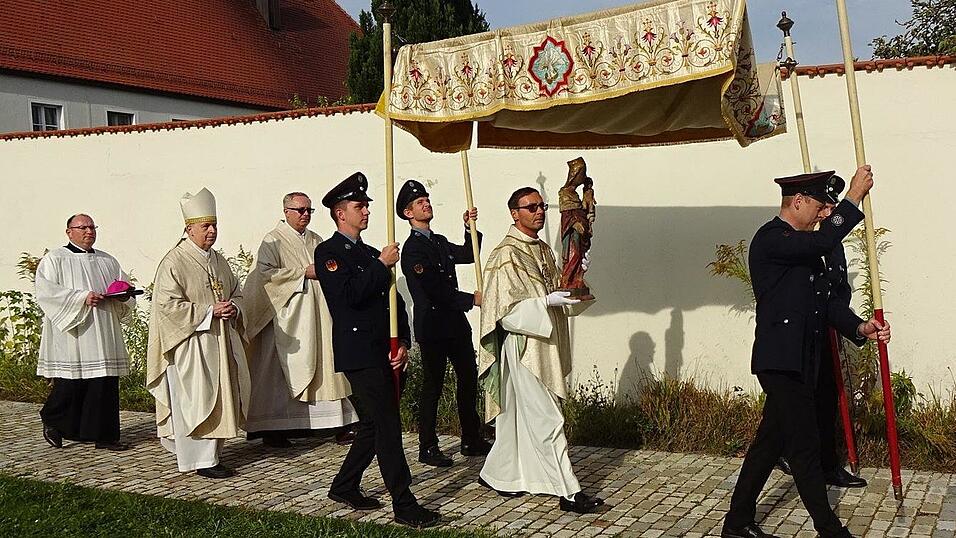 Im Schutze des Baldachins tr&auml;gt Pfarrer Augustinus das Gnadenbild bei der Prozession zur Kirche.