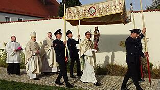 Im Schutze des Baldachins trägt Pfarrer Augustinus das Gnadenbild bei der Prozession zur Kirche.