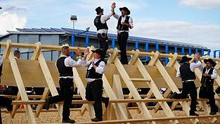 In Möding balancierten im Mai die Zimmerer. In Möding balancierten im Mai die Zimmerer.