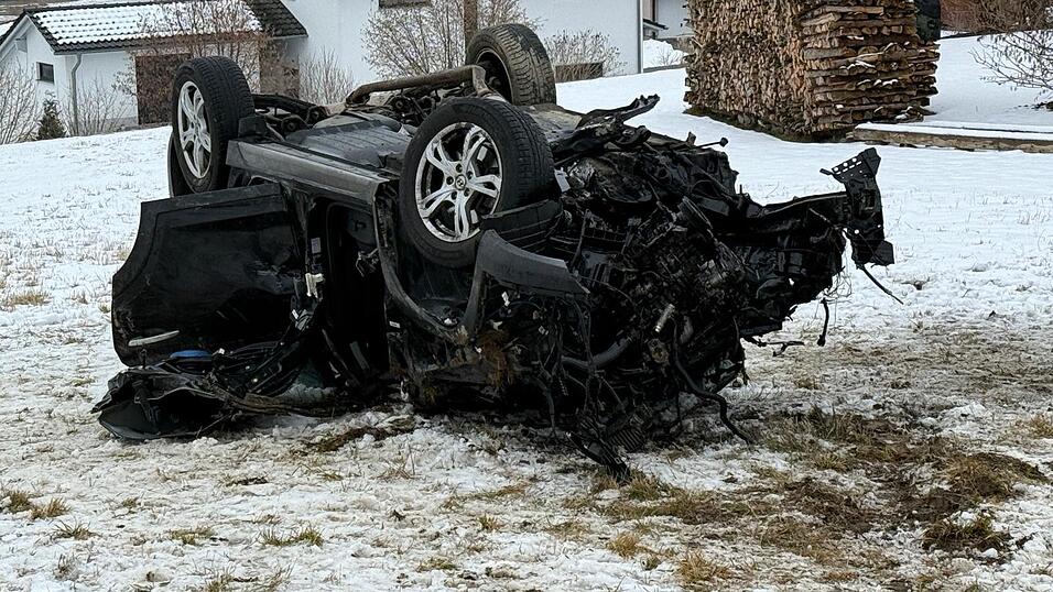Nachdem das Auto gegen einen gro&szlig;en Stein, einen Baum und ein Verkehrszeichen prallte, kam es in der angrenzenden Wiese zum Stillstand.