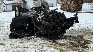 Nachdem das Auto gegen einen gro&szlig;en Stein, einen Baum und ein Verkehrszeichen prallte, kam es in der angrenzenden Wiese zum Stillstand.