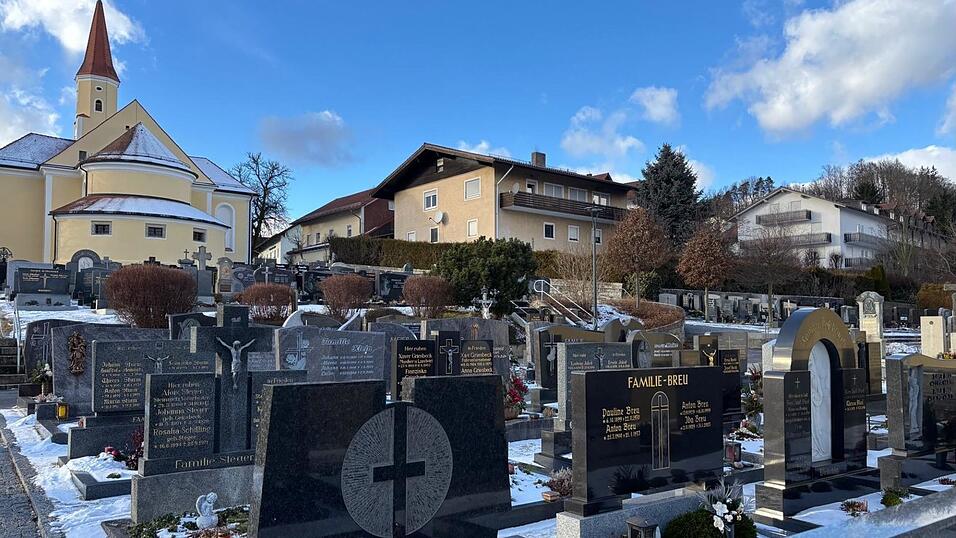 Diebe klauten am Rundinger Friedhof eine Grabplatte.