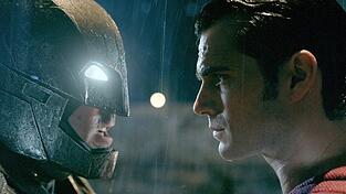 Ben Affleck (l) als Batman/Bruce Wayne und Henry Cavill als Superman/Clark Kent in einer Szene des Kinofilms 'Batman V Superman: Dawn Of Justice' (undatierte Filmszene). Der Film kommt am 24.03.2016 in die deutschen Kinos. Ben Affleck (l) als Batman/Bruce Wayne und Henry Cavill als Superman/Clark Kent in einer Szene des Kinofilms 'Batman V Superman: Dawn Of Justice' (undatierte Filmszene). Der Film kommt am 24.03.2016 in die deutschen Kinos.