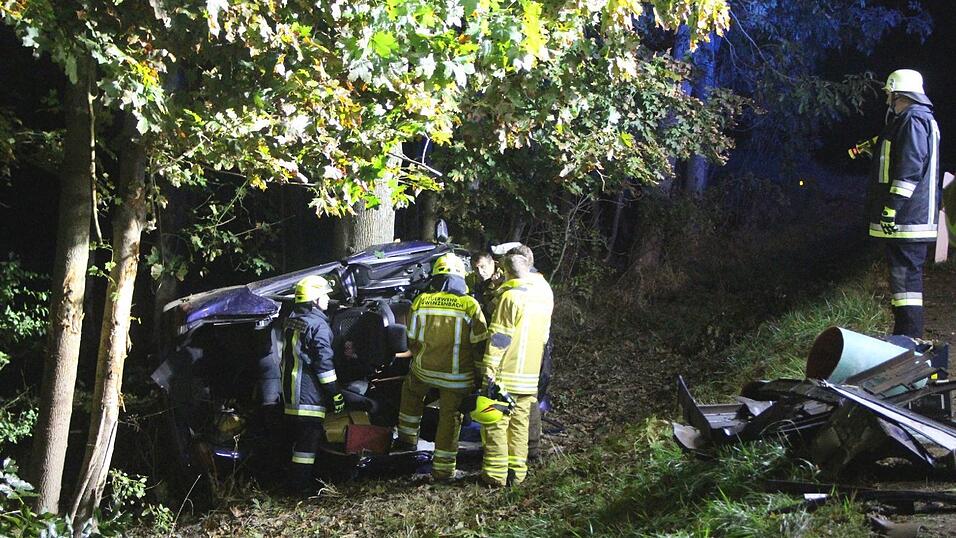 Eine 18-jährige Fahranfängerin wurde in diesem Wrack eingeklemmt. Der Unfall ereignete sich auf der Kreisstraße R6 zwischen Wenzenbach und Bernhardswald.