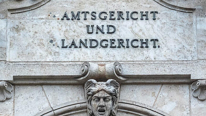 Das Regensburger Landgericht setzt sich ab Dienstag mit einem mutmaßlichen Totschlags-Delikt auseinander. (Symbolbild)