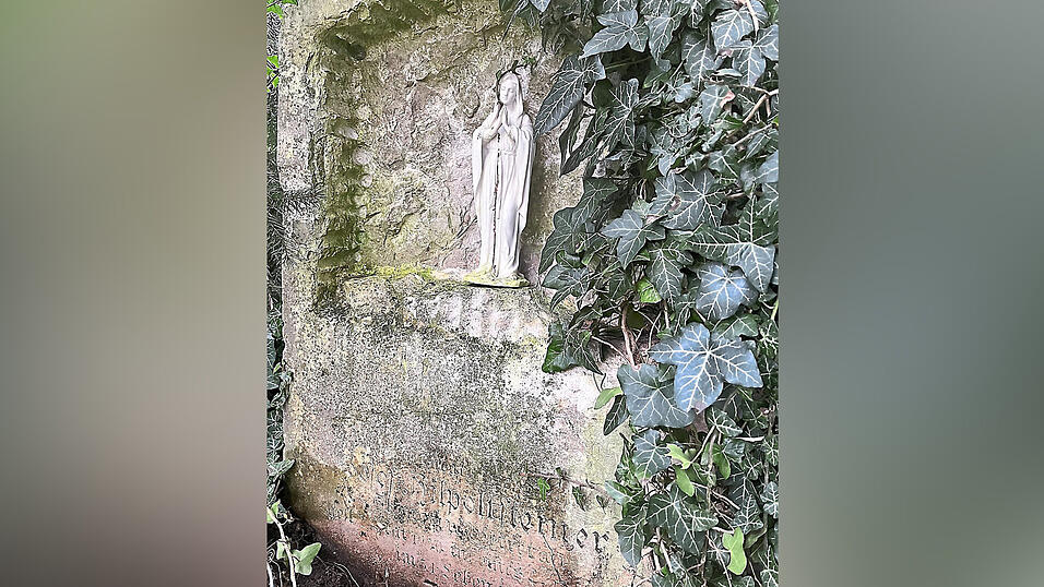 Der verwitterte Grabstein erinnert die Familie Hilpoltsteiner noch immer an die Gräueltat. Der verwitterte Grabstein erinnert die Familie Hilpoltsteiner noch immer an die Gräueltat.