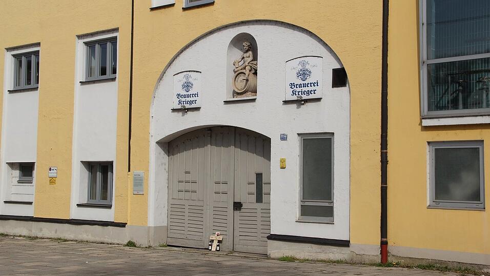 Das Kreuz lehnte am Eingangstor.