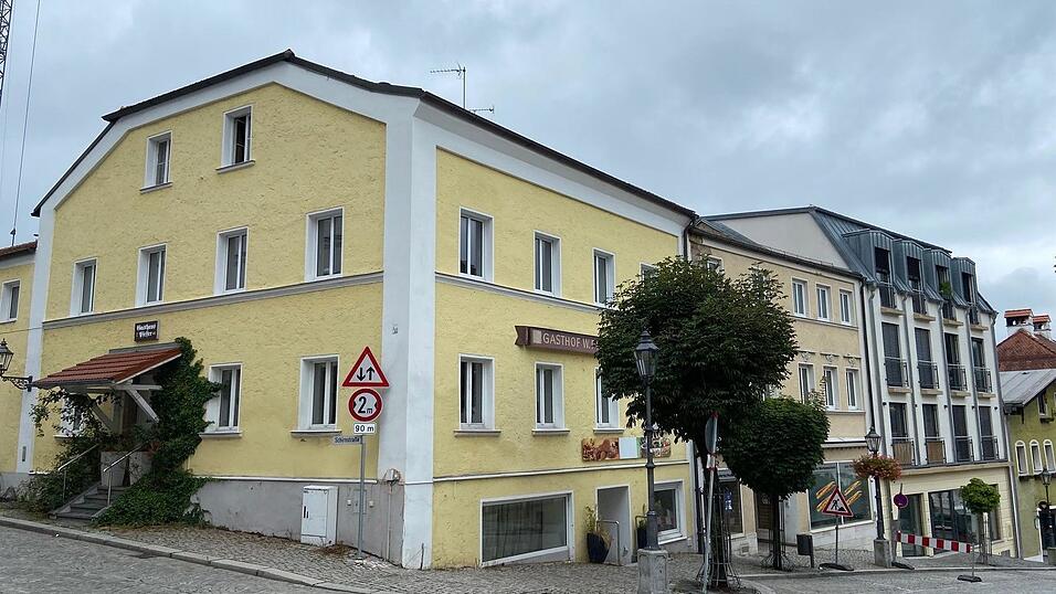 Könnten schon bald von der Bildfläche verschwunden sein: das ehemalige Gasthaus Pfeffer und das benachbarte Liebl-Haus.