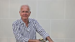 Harald Schmidt glaubt, dass sich Olaf Scholz mit Blick auf seinen Nachfolger Friedrich Merz insgeheim ins Fäustchen lacht (Archivbild).