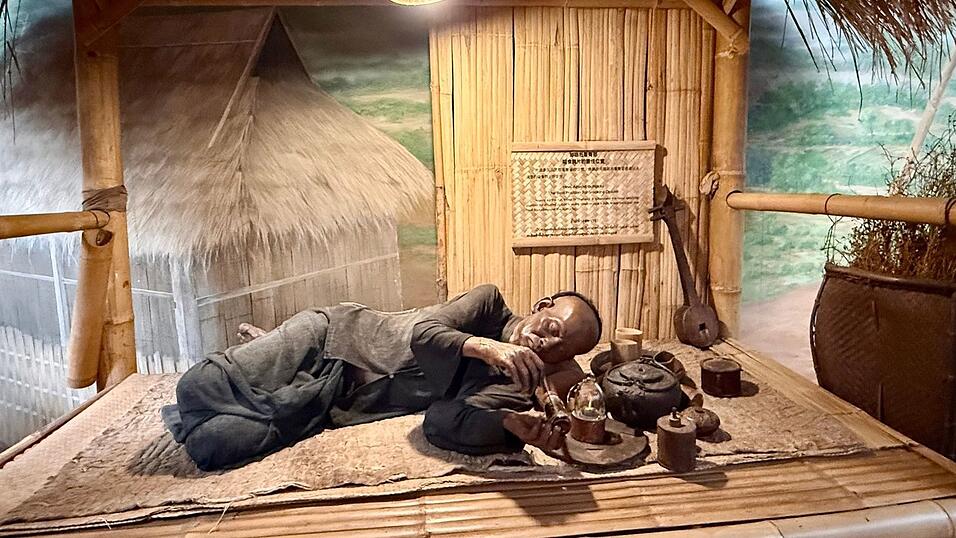 Museen am Goldenen Dreieck zeigen, wie früher Opium geraucht wurde. Museen am Goldenen Dreieck zeigen, wie früher Opium geraucht wurde.