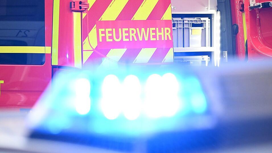 Zun&auml;chst wurde eine eingeklemmte Person gemeldet, weshalb auch die Feuerwehr alarmiert wurde. (Symbolbild)