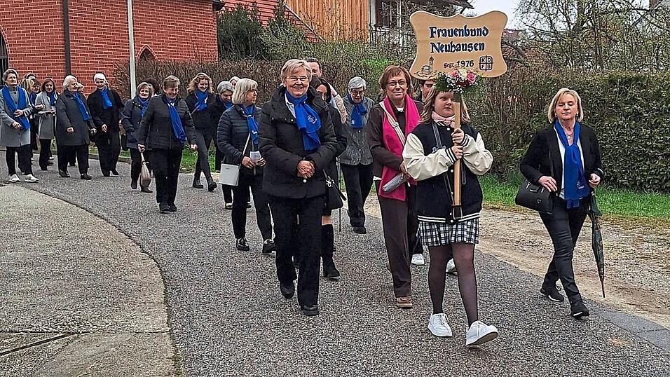 Nach dem Gottesdienst zogen die Mitglieder des Frauenbundes gemeinsam zum Sportheim.