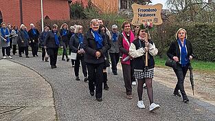 Nach dem Gottesdienst zogen die Mitglieder des Frauenbundes gemeinsam zum Sportheim.