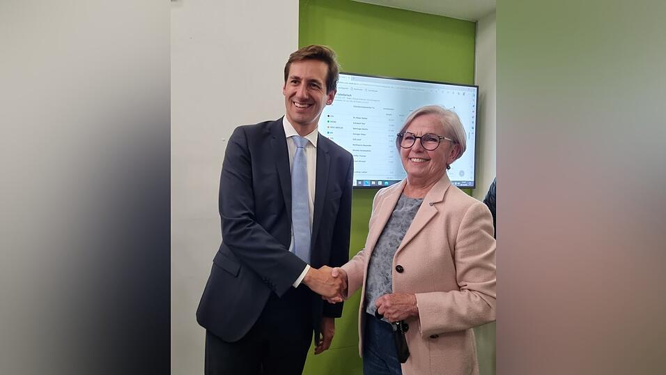 Die rote Rita, noch bis 1. Dezember Landrätin, gratuliert Dr. Stefan Ebner, der die meisten Stimmen bei der Landtagswahl im Landkreis Regen holte.