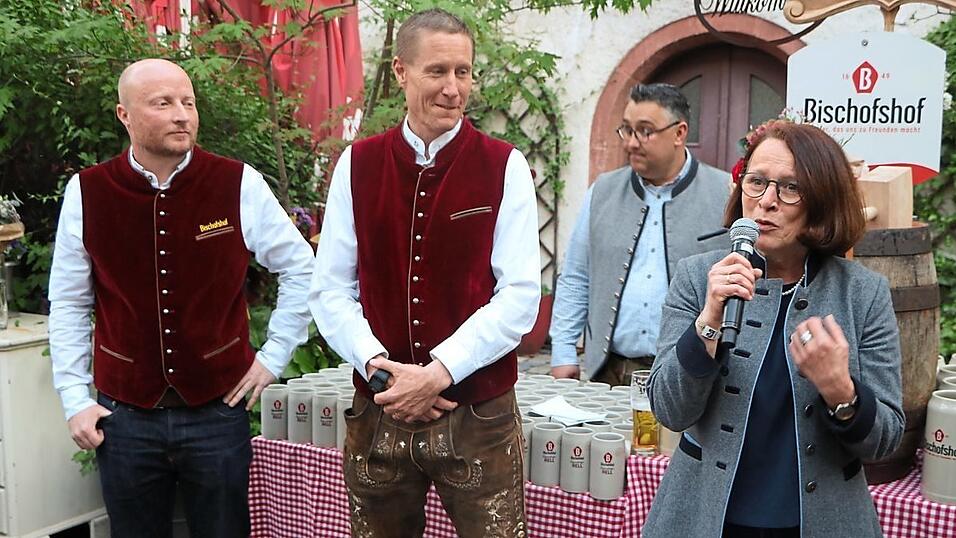 Braumeister Darko Zimmer (von links), Bischofshof-Gesch&auml;ftsf&uuml;hrer Till Hedrich und Oberb&uuml;rgermeisterin Gertrud Maltz-Schwarzfischer begr&uuml;&szlig;ten die G&auml;ste im Bischofshof am Dom.