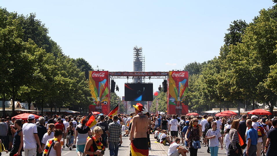 Christian Fertl war am Sonntag auf der Fanmeile in Berlin und erlebte dort das Achtelfinale gegen England auf Gro&szlig;leinwand.