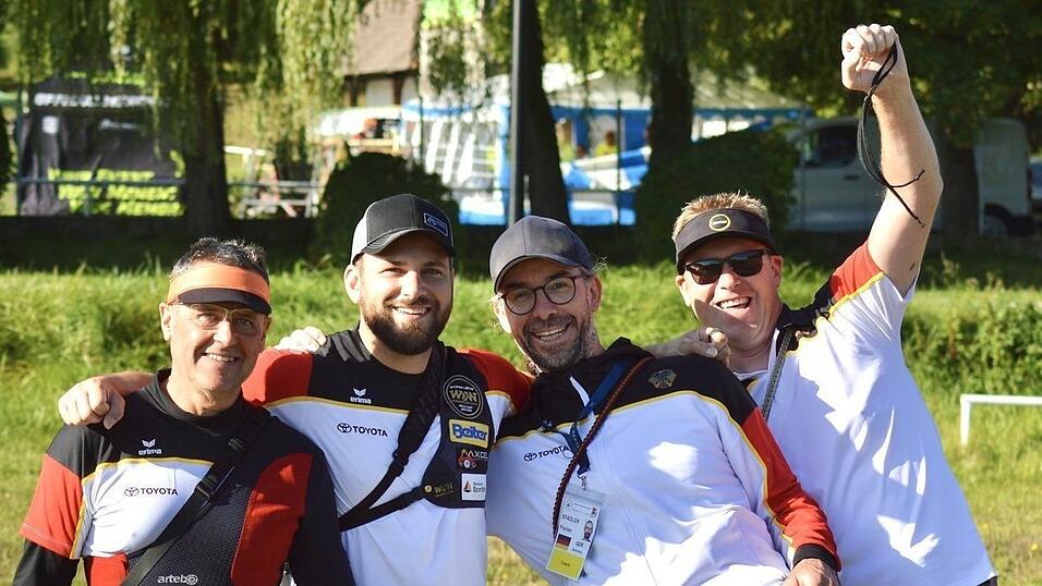 Nach seinem verpassten Einzug ins EM-Viertelfinale trug Florian Stadler (2.v.r.) als Coach zum Erfolg des deutschen Männerteams mit Michael Meyer, Felix Wieser und Henning Lüpkemann (v.l.) bei.