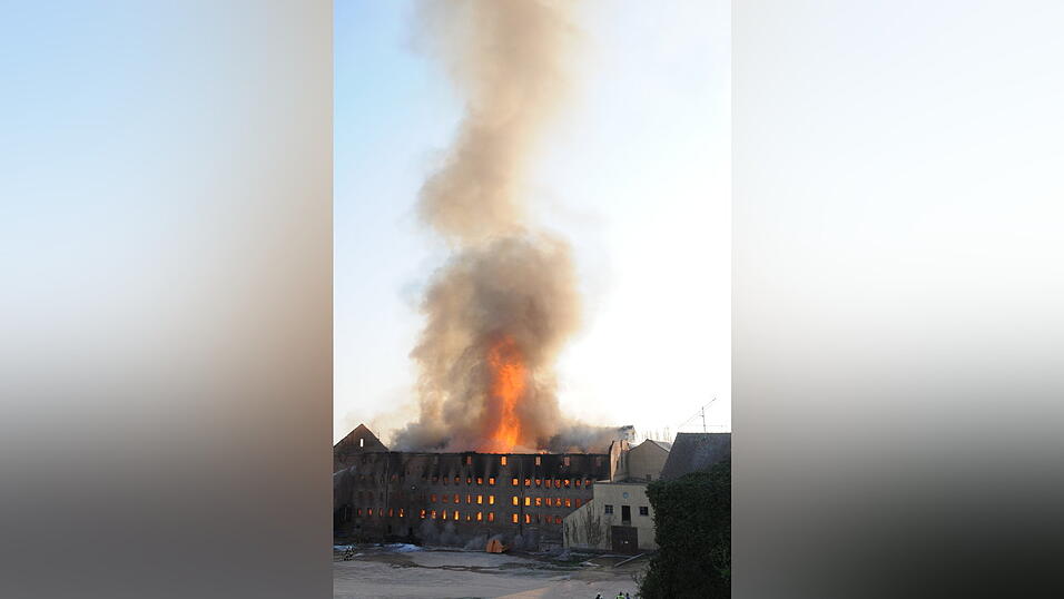 Großbrand einer ehemaliegen Ziegelei in Straubing. (Foto: Ulli Scharrer) Großbrand einer ehemaliegen Ziegelei in Straubing. (Foto: Ulli Scharrer)