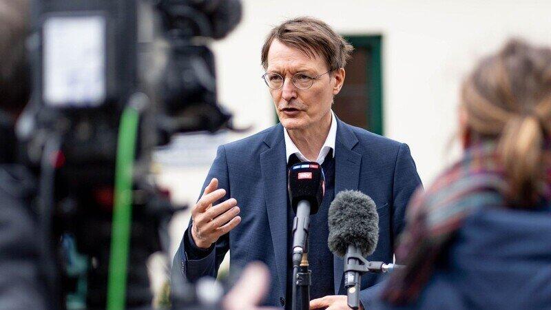 Vier Männer und eine Frau sollen im vergangenen Jahr geplant haben, Gesundheitsminister Karl Lauterbach zu entführen. Deshalb müssen sie sich vor Gericht verantworten. (Archiv) Vier Männer und eine Frau sollen im vergangenen Jahr geplant haben, Gesundheitsminister Karl Lauterbach zu entführen. Deshalb müssen sie sich vor Gericht verantworten. (Archiv)