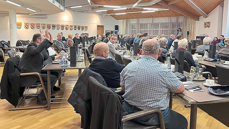 Lediglich die AfD-Fraktion stimmte gegen den Haushalt. Fraktionssprecher Stephan Protschka enthielt sich dabei seiner Stimme und verließ die Sitzung vorzeitig. Lediglich die AfD-Fraktion stimmte gegen den Haushalt. Fraktionssprecher Stephan Protschka enthielt sich dabei seiner Stimme und verließ die Sitzung vorzeitig.