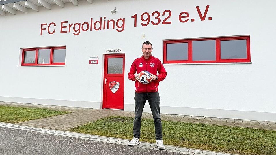 Im Ergoldinger Sportpark f&uuml;hlt sich Michael Heckner pudelwohl. Schon seine gesamte Spielerlaufbahn hat er bei seinem Heimatverein verbracht. Seit f&uuml;nf Jahren ist er nun Cheftrainer der ersten Mannschaft. Ohne den FCE und das runde Leder geht&rsquo;s eben nicht.