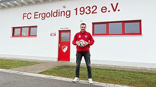 Im Ergoldinger Sportpark f&uuml;hlt sich Michael Heckner pudelwohl. Schon seine gesamte Spielerlaufbahn hat er bei seinem Heimatverein verbracht. Seit f&uuml;nf Jahren ist er nun Cheftrainer der ersten Mannschaft. Ohne den FCE und das runde Leder geht&rsquo;s eben nicht.