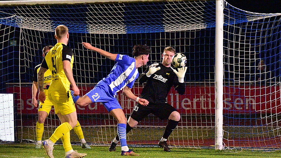 Sandro Weber machte seine Arbeit fehlerfrei. Hier DJK-Torwart klärte Vilzings Backup-Goalie gegen Illertissens Denis Milic (in Blau). Sandro Weber machte seine Arbeit fehlerfrei. Hier DJK-Torwart klärte Vilzings Backup-Goalie gegen Illertissens Denis Milic (in Blau).