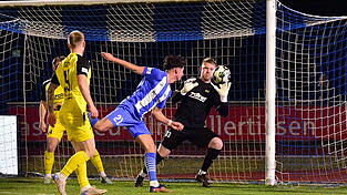 Sandro Weber machte seine Arbeit fehlerfrei. Hier DJK-Torwart klärte Vilzings Backup-Goalie gegen Illertissens Denis Milic (in Blau). Sandro Weber machte seine Arbeit fehlerfrei. Hier DJK-Torwart klärte Vilzings Backup-Goalie gegen Illertissens Denis Milic (in Blau).