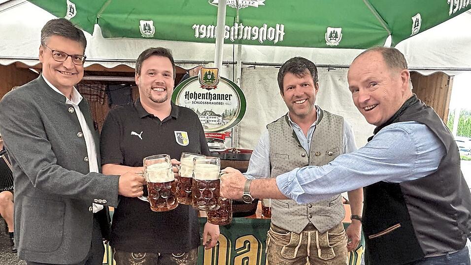 Der Gerstensaft ist zum Feiern bestens geeignet, von links stoßen an: Landrat Max Heimerl, FCE-Vize Daniel Gaedtke, Johannes Rauchenecker von der Schloßbrauerei Hohenthann sowie Schirmherr und Bürgermeister Johann Ziegleder. Der Gerstensaft ist zum Feiern bestens geeignet, von links stoßen an: Landrat Max Heimerl, FCE-Vize Daniel Gaedtke, Johannes Rauchenecker von der Schloßbrauerei Hohenthann sowie Schirmherr und Bürgermeister Johann Ziegleder.