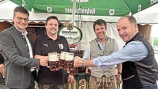 Der Gerstensaft ist zum Feiern bestens geeignet, von links stoßen an: Landrat Max Heimerl, FCE-Vize Daniel Gaedtke, Johannes Rauchenecker von der Schloßbrauerei Hohenthann sowie Schirmherr und Bürgermeister Johann Ziegleder. Der Gerstensaft ist zum Feiern bestens geeignet, von links stoßen an: Landrat Max Heimerl, FCE-Vize Daniel Gaedtke, Johannes Rauchenecker von der Schloßbrauerei Hohenthann sowie Schirmherr und Bürgermeister Johann Ziegleder.