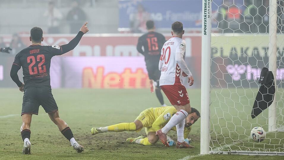 Entt&auml;uschender Auftakt in die Drittliga-R&uuml;ckrunde f&uuml;r die Regensburger: FCI-Verteidiger Jonas Scholz (im Hintergrund) sorgt per Kopf f&uuml;r das erste Jahn-Gegentor 2026. Keeper Felix Gebhardt und Kapit&auml;n Christian K&uuml;hlwetter k&ouml;nnen da nur zuschauen. Marcel Costly (l.) erzielt sp&auml;ter das 3:0 im oberpf&auml;lzischen Nebel.