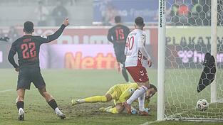 Entt&auml;uschender Auftakt in die Drittliga-R&uuml;ckrunde f&uuml;r die Regensburger: FCI-Verteidiger Jonas Scholz (im Hintergrund) sorgt per Kopf f&uuml;r das erste Jahn-Gegentor 2026. Keeper Felix Gebhardt und Kapit&auml;n Christian K&uuml;hlwetter k&ouml;nnen da nur zuschauen. Marcel Costly (l.) erzielt sp&auml;ter das 3:0 im oberpf&auml;lzischen Nebel.