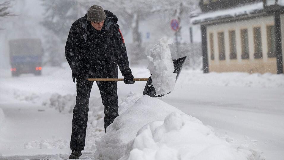In mehreren Orten kamen am letzten M&auml;rz-Tag nochmals die Schneeschaufeln zum Einsatz.