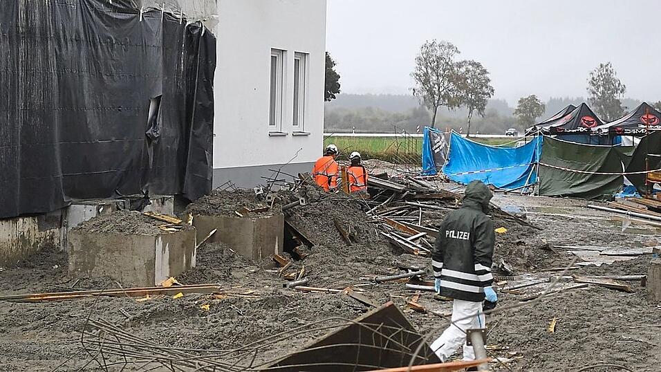 Polizeibeamte untersuchen die Baustelle, die vier Arbeiter das Leben kostete.