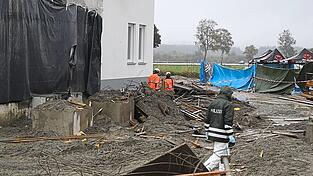 Polizeibeamte untersuchen die Baustelle, die vier Arbeiter das Leben kostete.