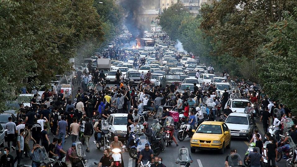 Demonstrierende protestieren in der Innenstadt von Teheran mit Parolen gegen den Tod der 22-j&auml;hrigen Iranerin Mahsa Amini.