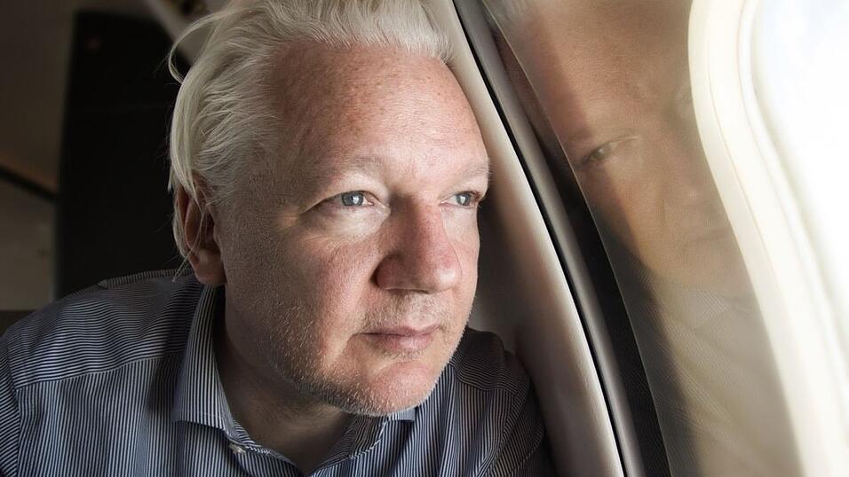 Julian Assange an Bord eines Fluges nach Bangkok, nach seiner Entlassung aus dem Gef&auml;ngnis. Bald wird er wieder ein freier, aber verurteilter Mann sein.