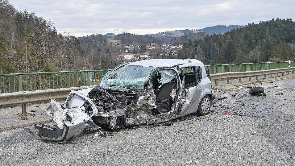 Bei einem Unfall auf der Staatsstraße 2622 in Hutthurm starb eine 59-jährige Frau, ein 55-Jähriger wurde schwer verletzt. Bei einem Unfall auf der Staatsstraße 2622 in Hutthurm starb eine 59-jährige Frau, ein 55-Jähriger wurde schwer verletzt.