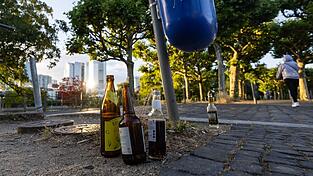 Leere Bier- und Limonadenflaschen gehören in Deutschland zunehmend zum Stadtbild. (Archivbild)
