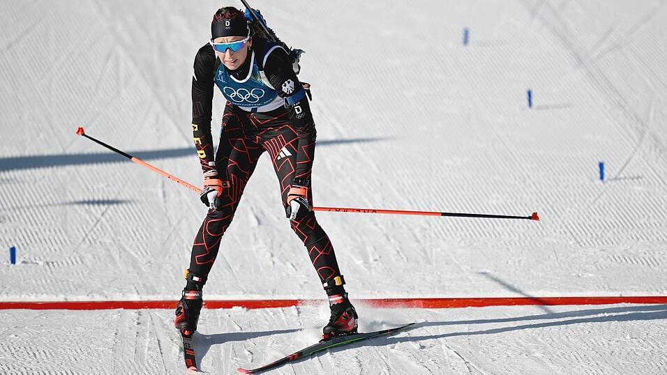 Wieder keine Medaille: Franziska Preu&szlig; l&auml;uft in der Verfolgung ins Ziel.