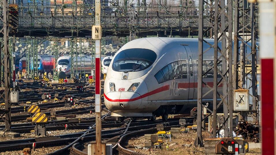 Kurz vor dem Hauptbahnhof in der Landeshauptstadt hat ein Mann die Notbremse gezogen. (Symbolbild)
